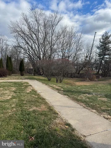 a view of a outdoor space with a house