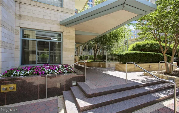 $2,000 | 851 North Glebe Road, Unit 1113, Arlington, VA 22203