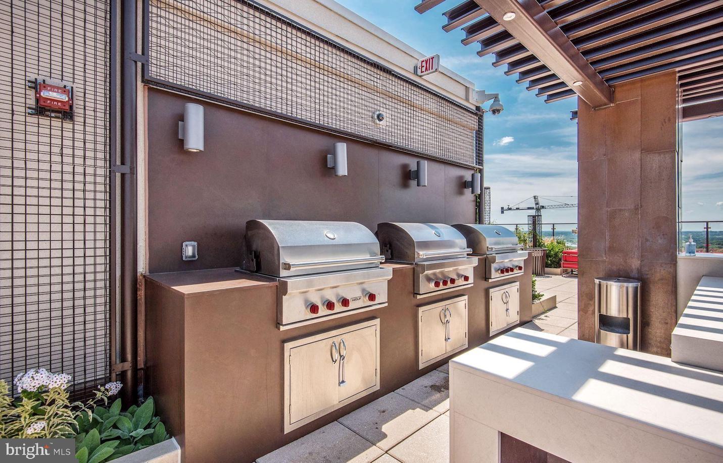 851 North Glebe Road, Unit 1113 Arlington, VA 22203 - Photo 19 of 30 a kitchen with a stove and a microwave
