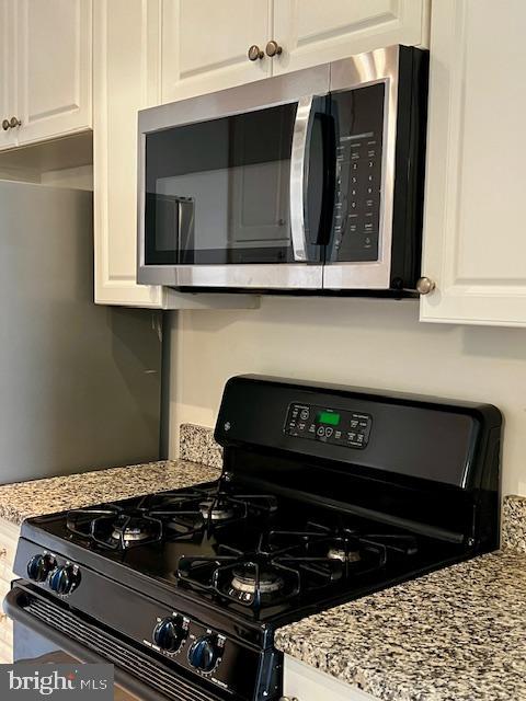 851 North Glebe Road, Unit 1113 Arlington, VA 22203 - Photo 10 of 30 a kitchen with a stove and a microwave