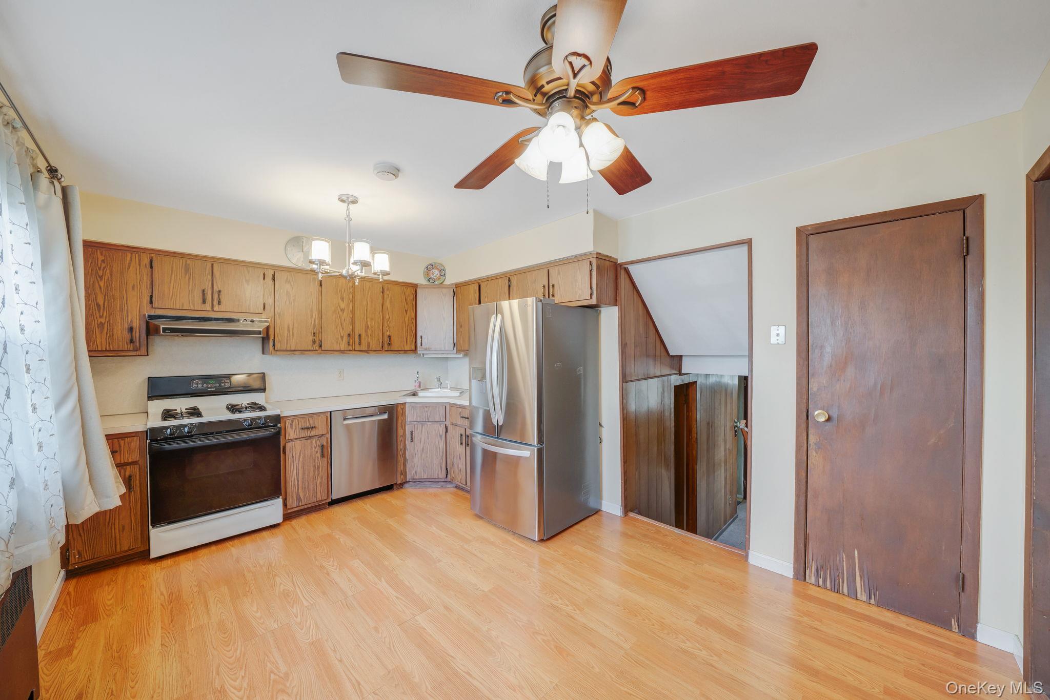 344 Woods Road North Babylon, NY 11703 - Photo 12 of 29