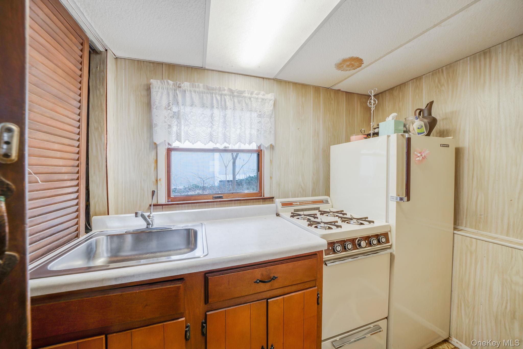 344 Woods Road North Babylon, NY 11703 - Photo 28 of 29