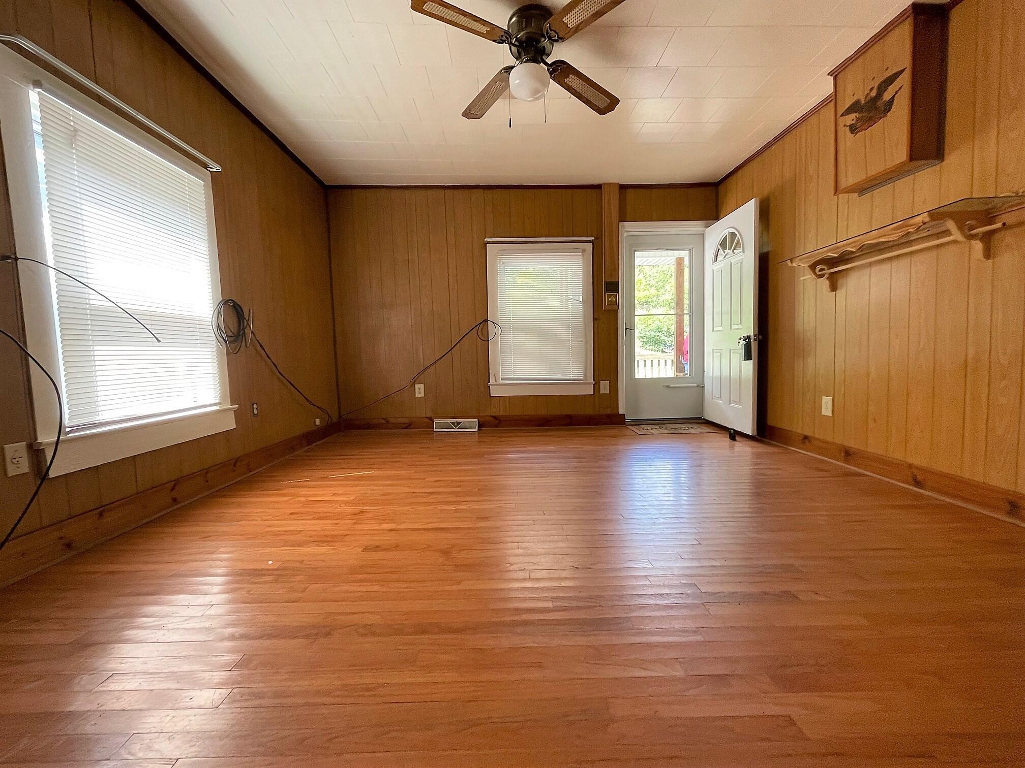 114 Perryville Road Saltville, VA 24370 - Photo 6 of 12 IMG_8423 (2)