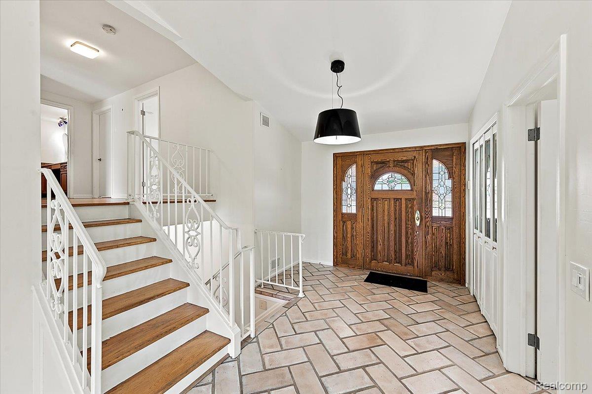 980 Sandhurst Road Bloomfield Hills, MI 48302 - Photo 6 of 75 Foyer Alternate View