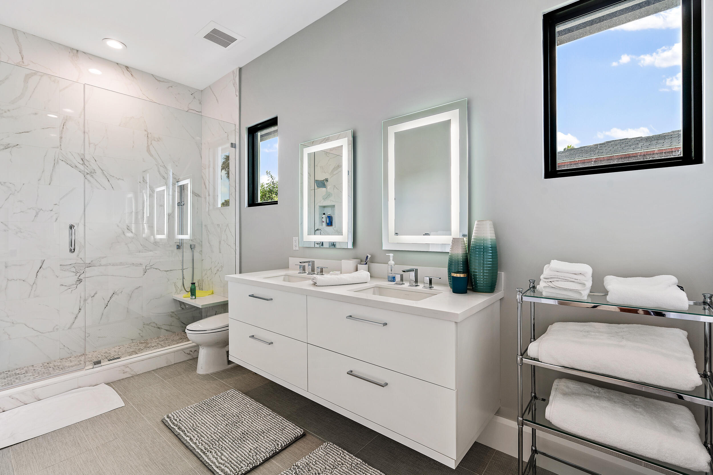 389 Eagle Drive Jupiter, FL 33477 - Photo 35 of 47 Guest Bathroom