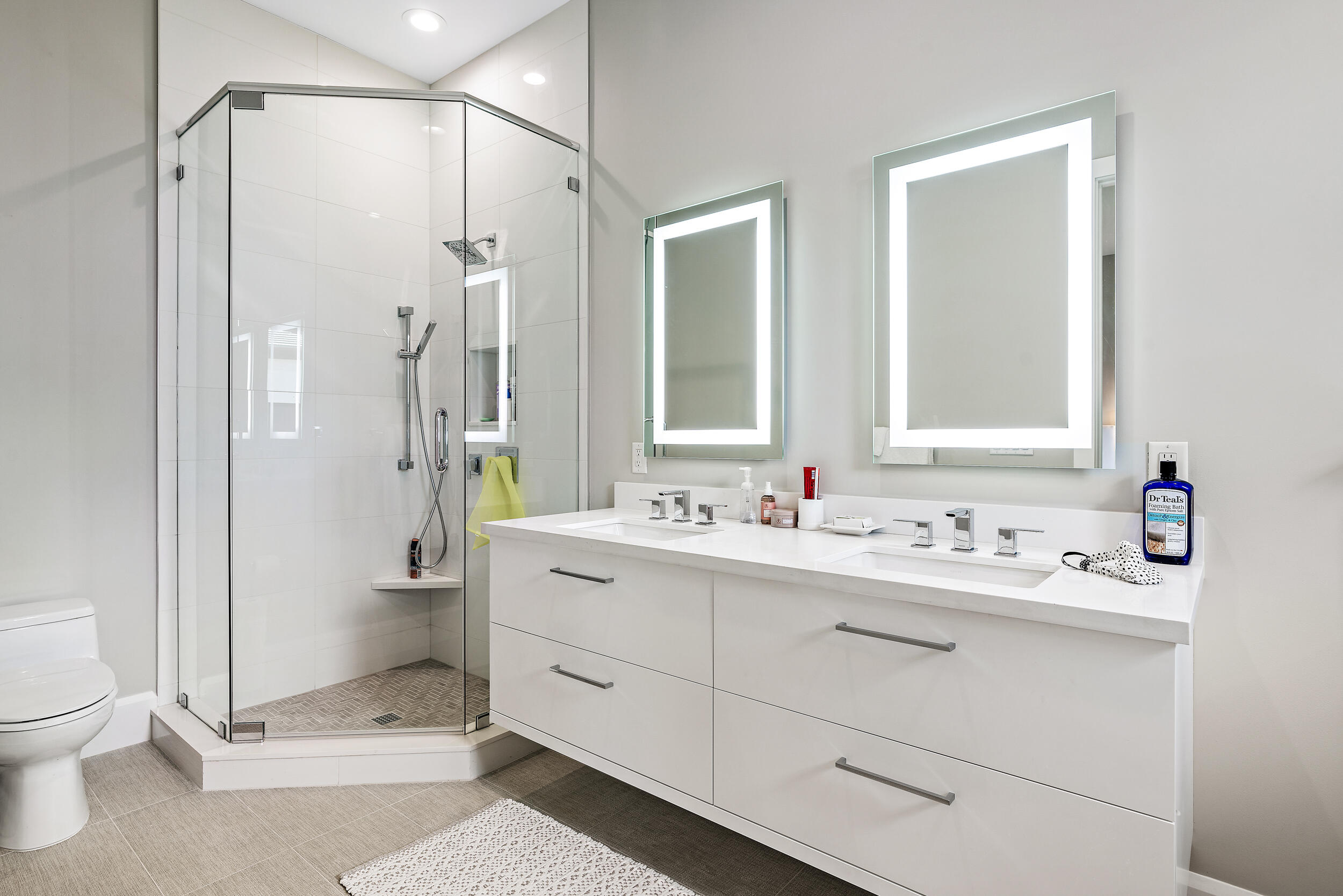 389 Eagle Drive Jupiter, FL 33477 - Photo 36 of 47 Guest Bathroom