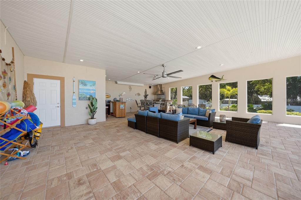 8635 Southwest Riverside Drive Arcadia, FL 34269 - Photo 40 of 70 a living room filled with furniture