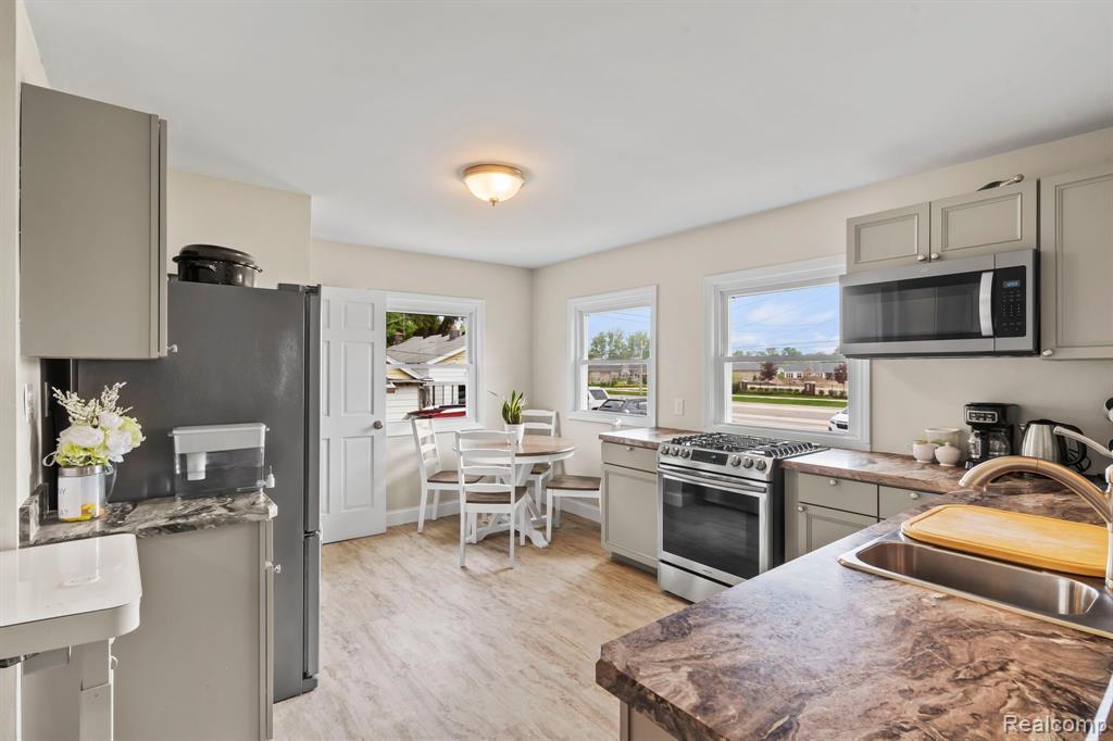 48435 Romeo Plank Road Macomb, MI 48044 - Photo 7 of 24