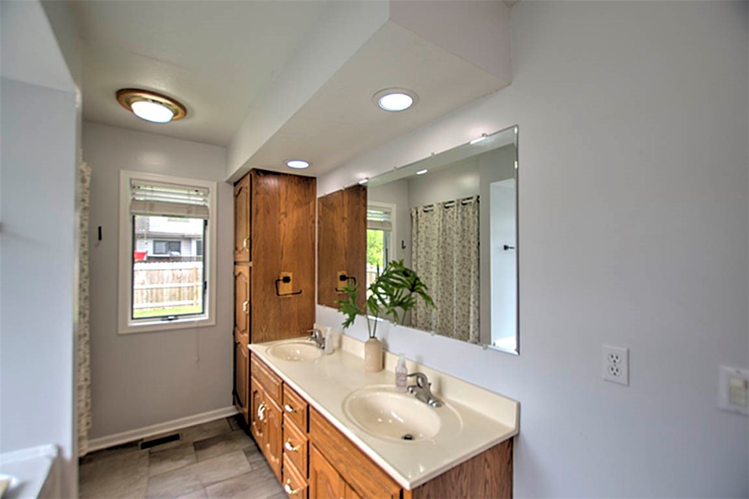 2575 Deerfield Court Decatur, IL 62521 - Photo 24 of 34