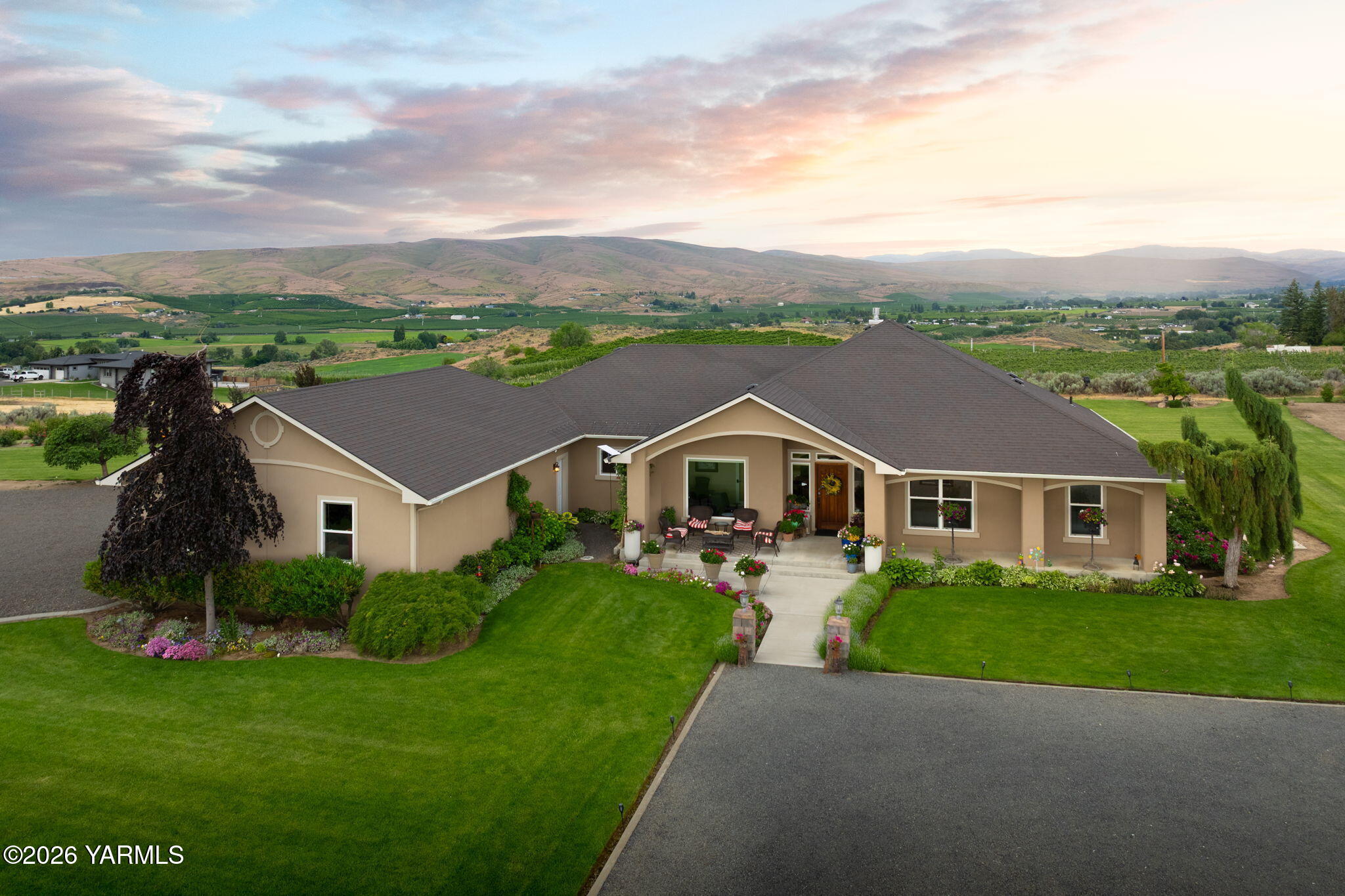6360 Naches Heights Road Yakima, WA 98908 - Photo 2 of 38 Front of Home