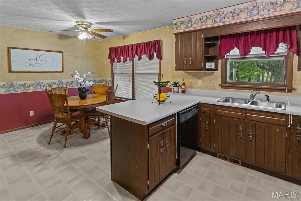 24 Cardinal Lane Highland, IL 62249 - Photo 11 of 34