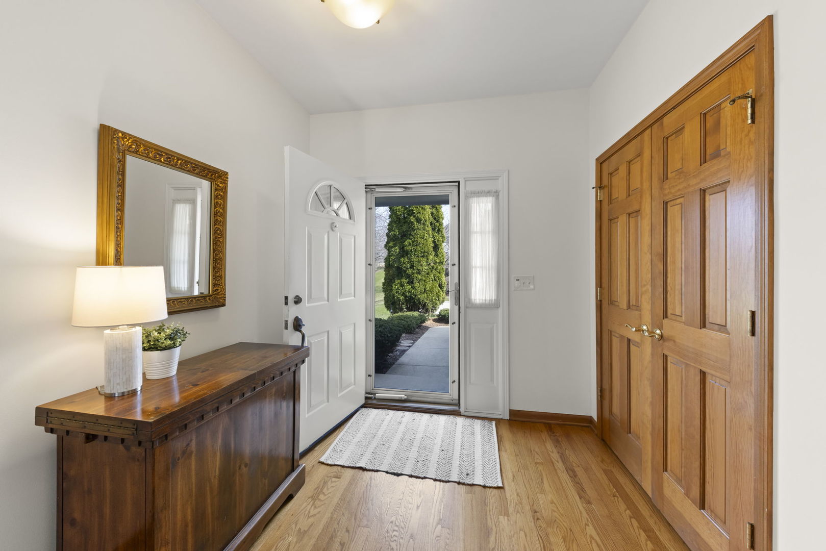 302 Roscommon Court Glen Ellyn, IL 60137 - Photo 3 of 31