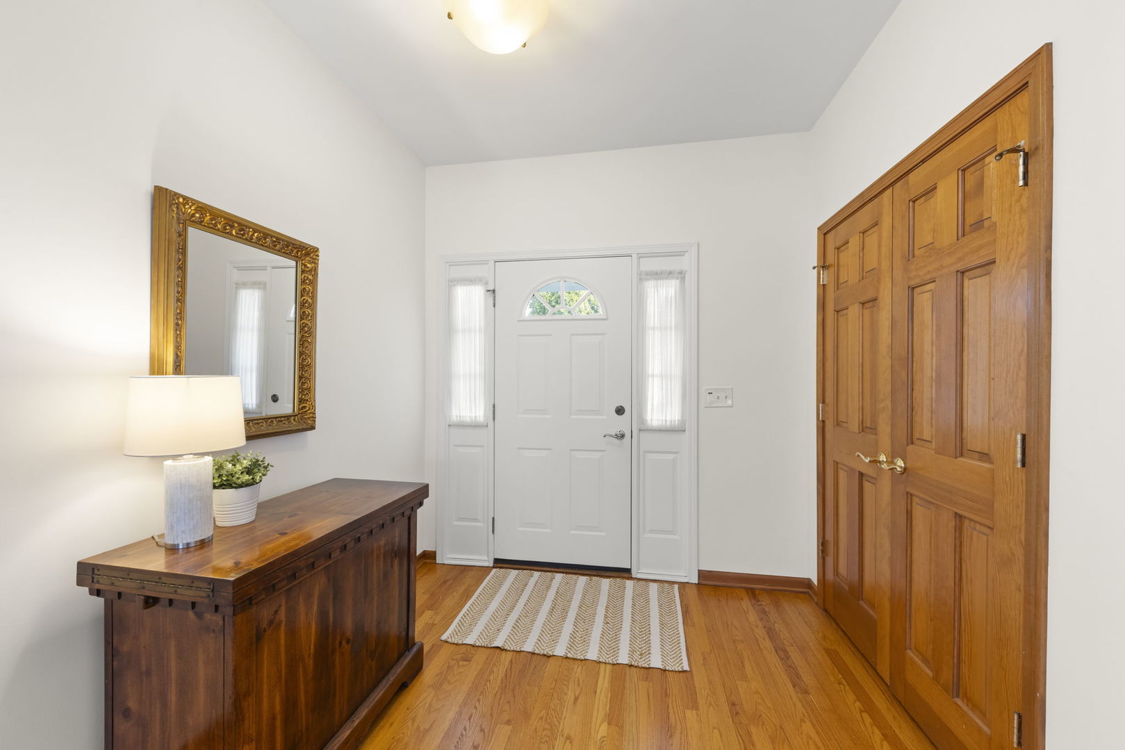 302 Roscommon Court Glen Ellyn, IL 60137 - Photo 4 of 31