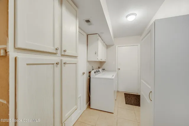 a view of a house with backyard and garden