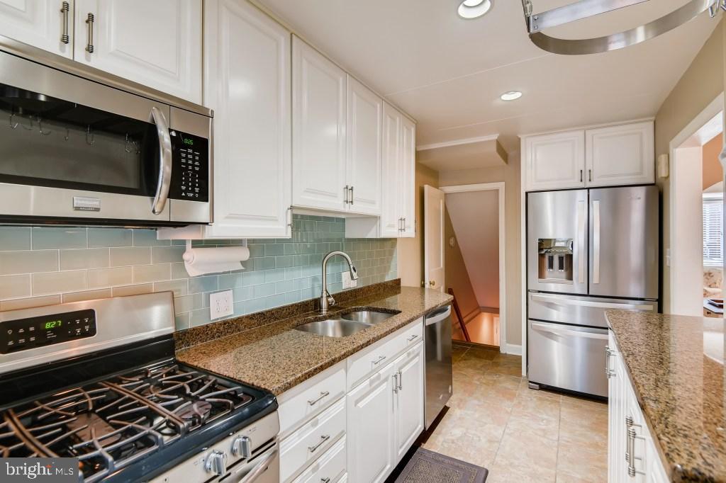 1605 Hardwick Road Towson, MD 21286 - Photo 11 of 32 5 burner gas oven/range / tons of cabinets