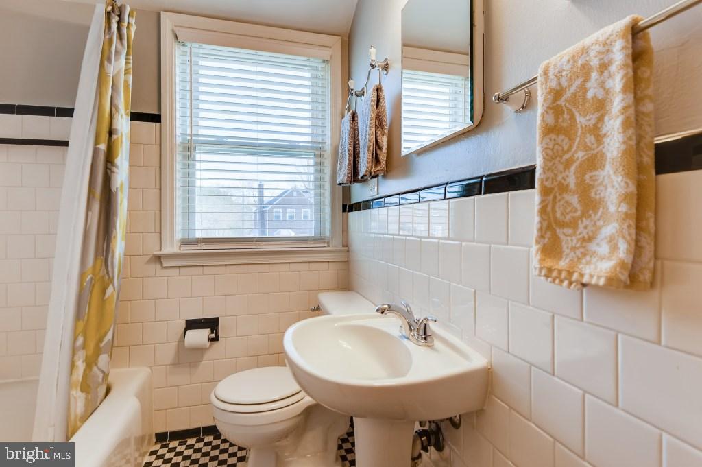 1605 Hardwick Road Towson, MD 21286 - Photo 15 of 32 Full bathroom in excellent condition