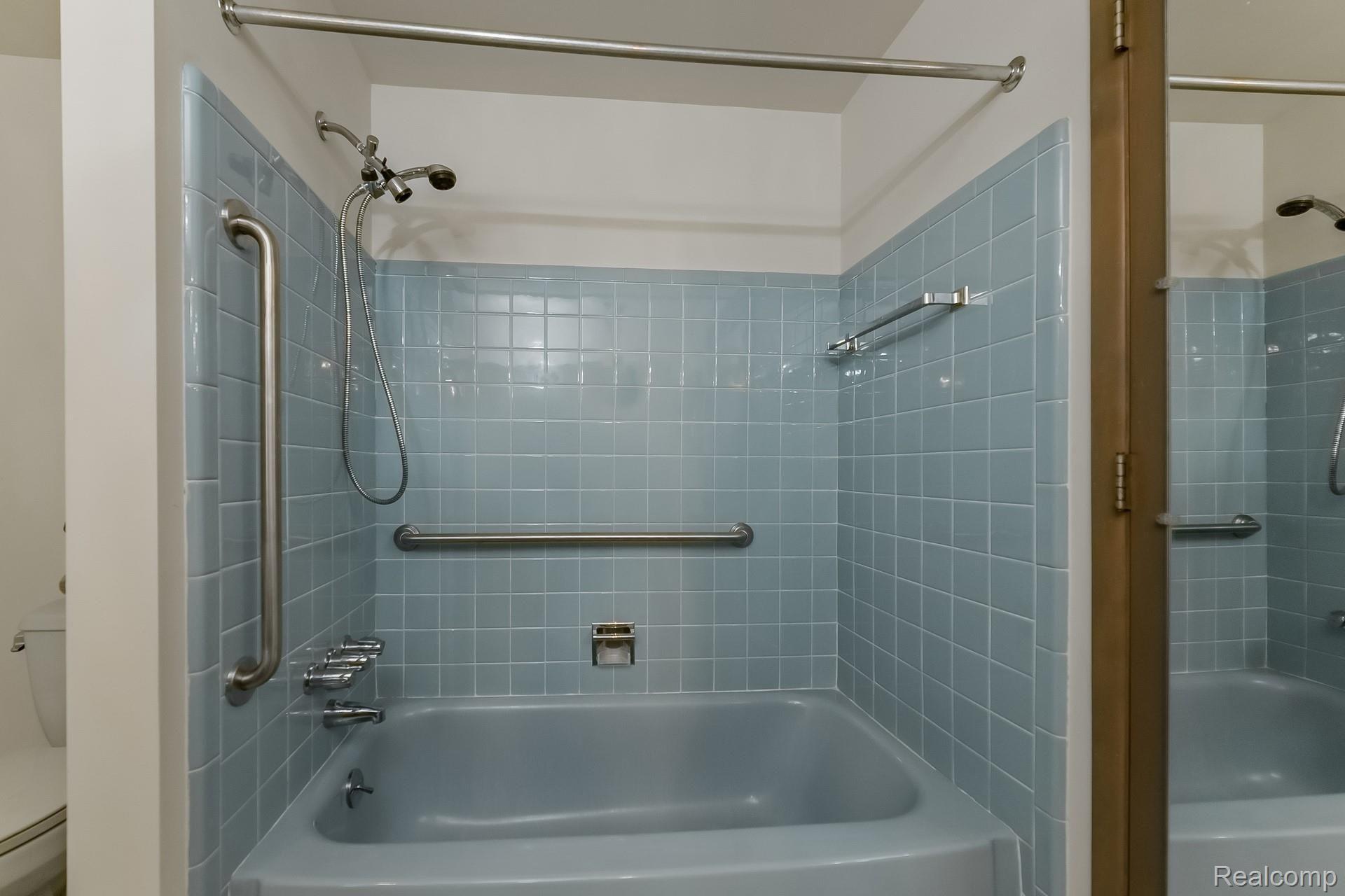 896 Allston Drive Rochester, MI 48309 - Photo 38 of 57 035-photo-bathroom-8358042.jpg