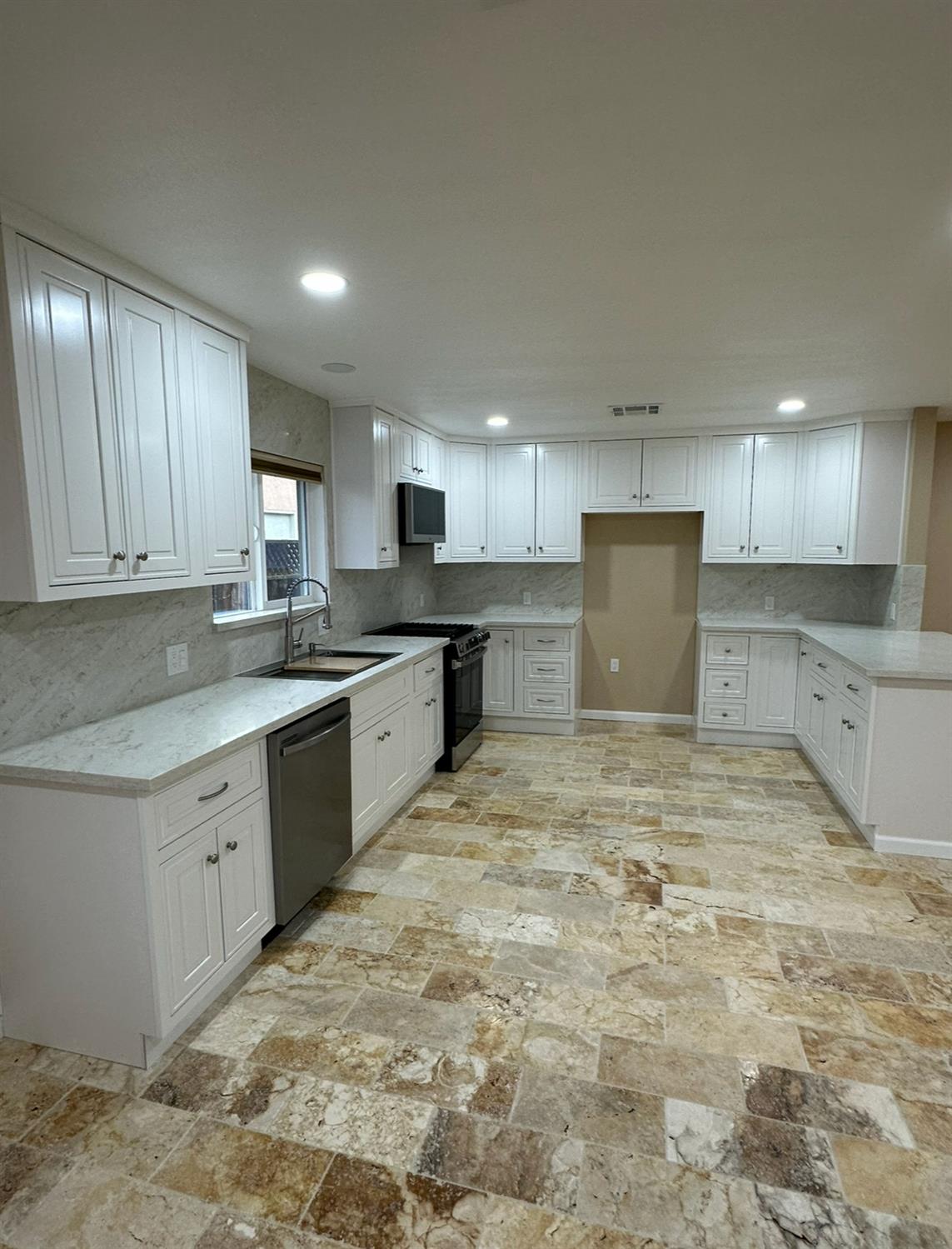 445 M M Patterson, CA 95363 - Photo 8 of 41