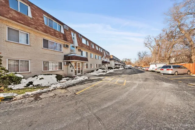 $208,000 | 8802 Briar Court, Unit 3A, Des Plaines, IL 60016