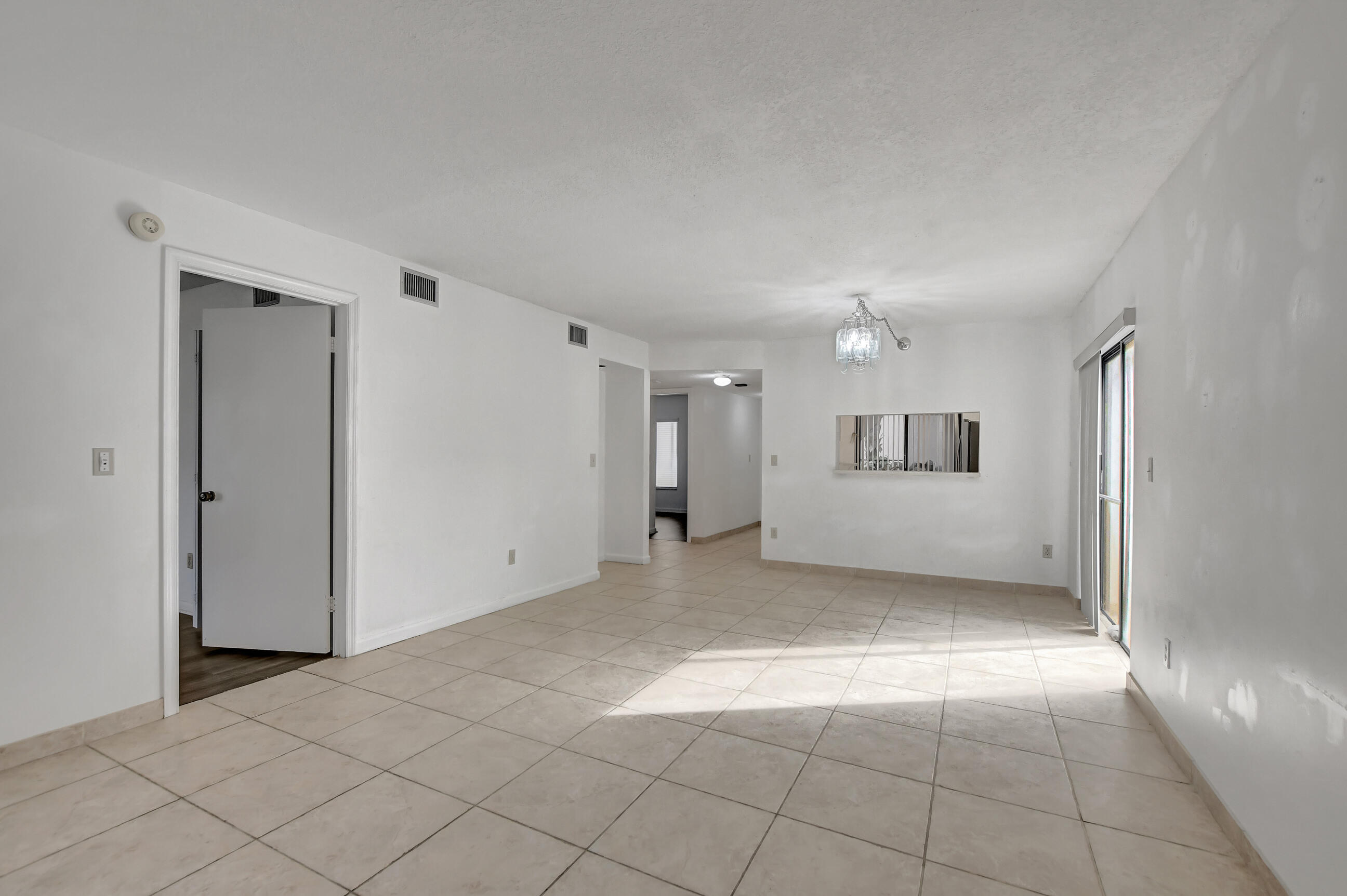 400 Club Circle, Unit 106 Boca Raton, FL 33487 - Photo 11 of 28 Living area 5
