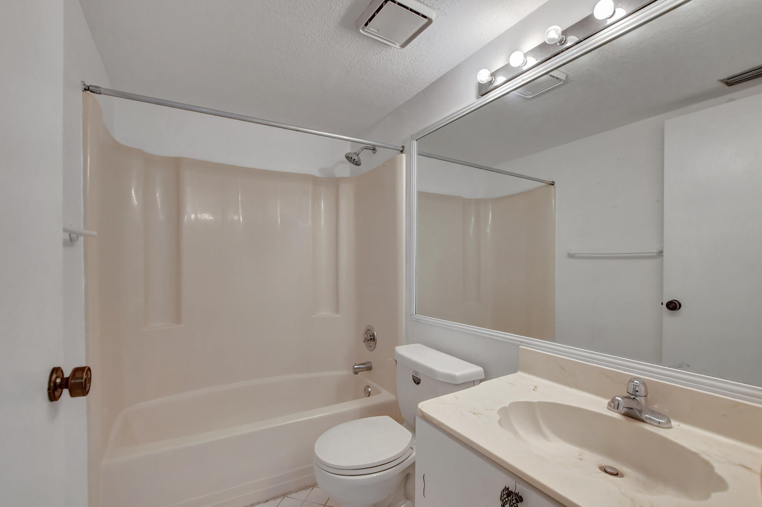 400 Club Circle, Unit 106 Boca Raton, FL 33487 - Photo 21 of 28 2nd Bathroom 1