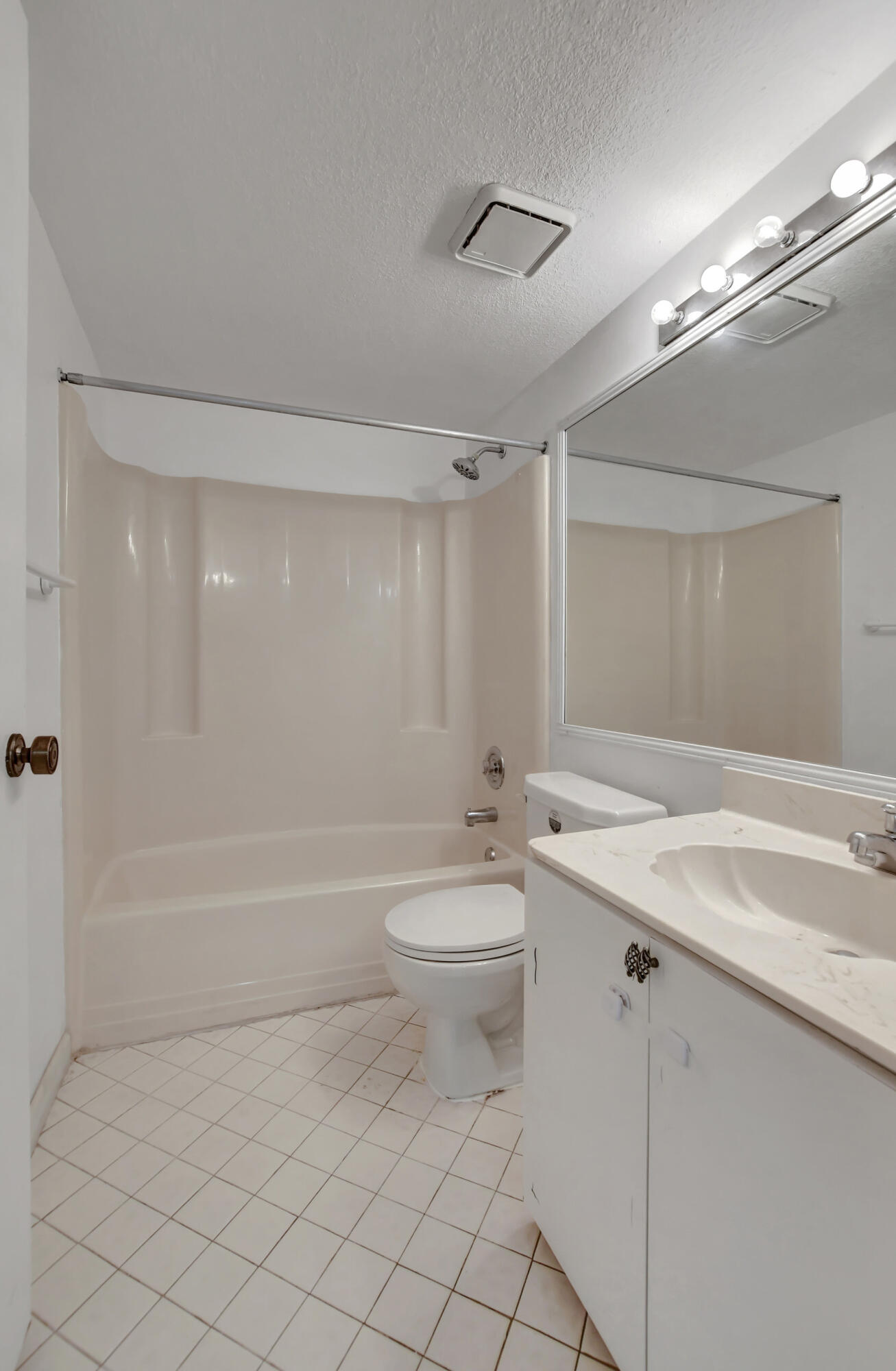 400 Club Circle, Unit 106 Boca Raton, FL 33487 - Photo 22 of 28 2nd Bathroom 2