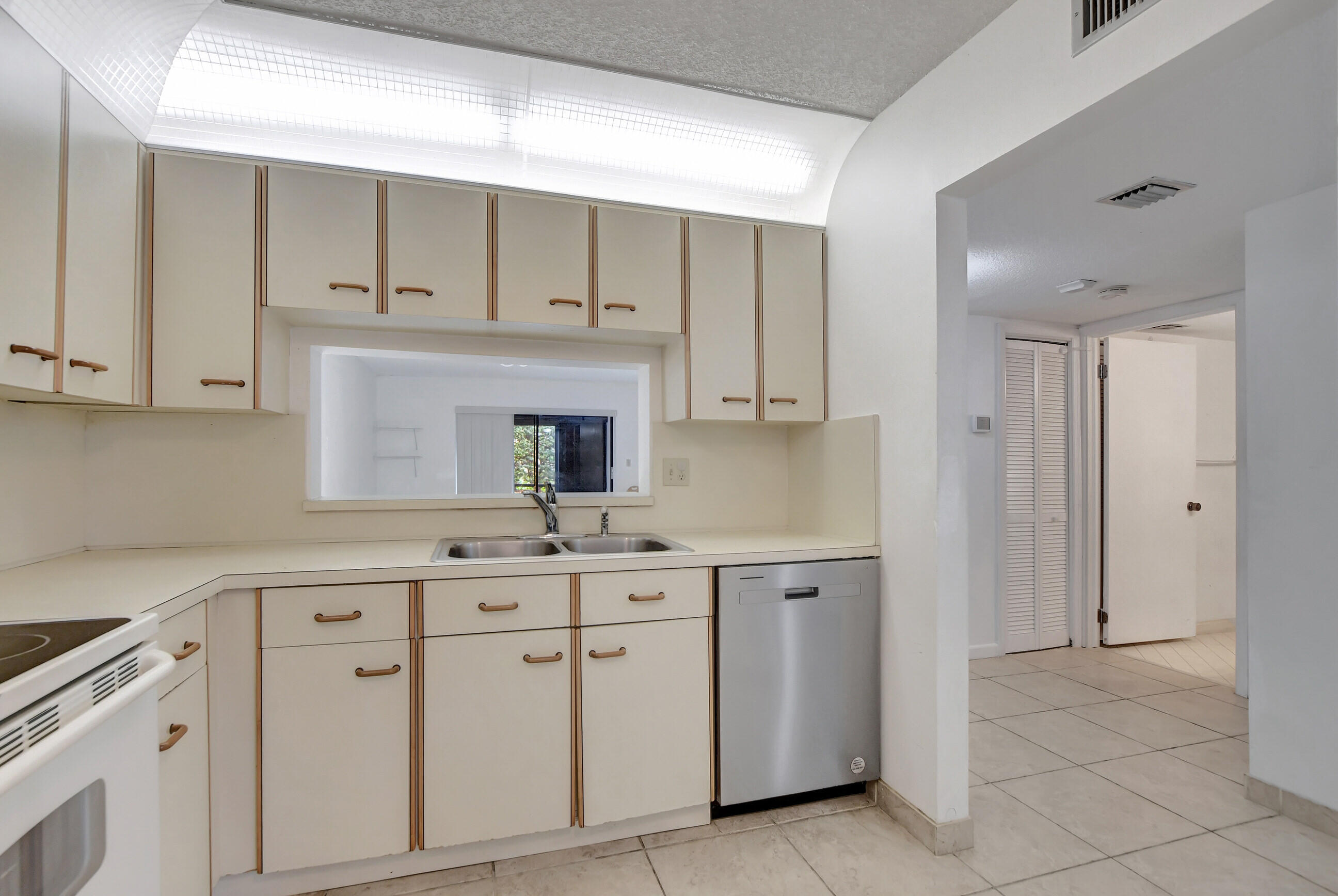 400 Club Circle, Unit 106 Boca Raton, FL 33487 - Photo 6 of 28 Kitchen 2