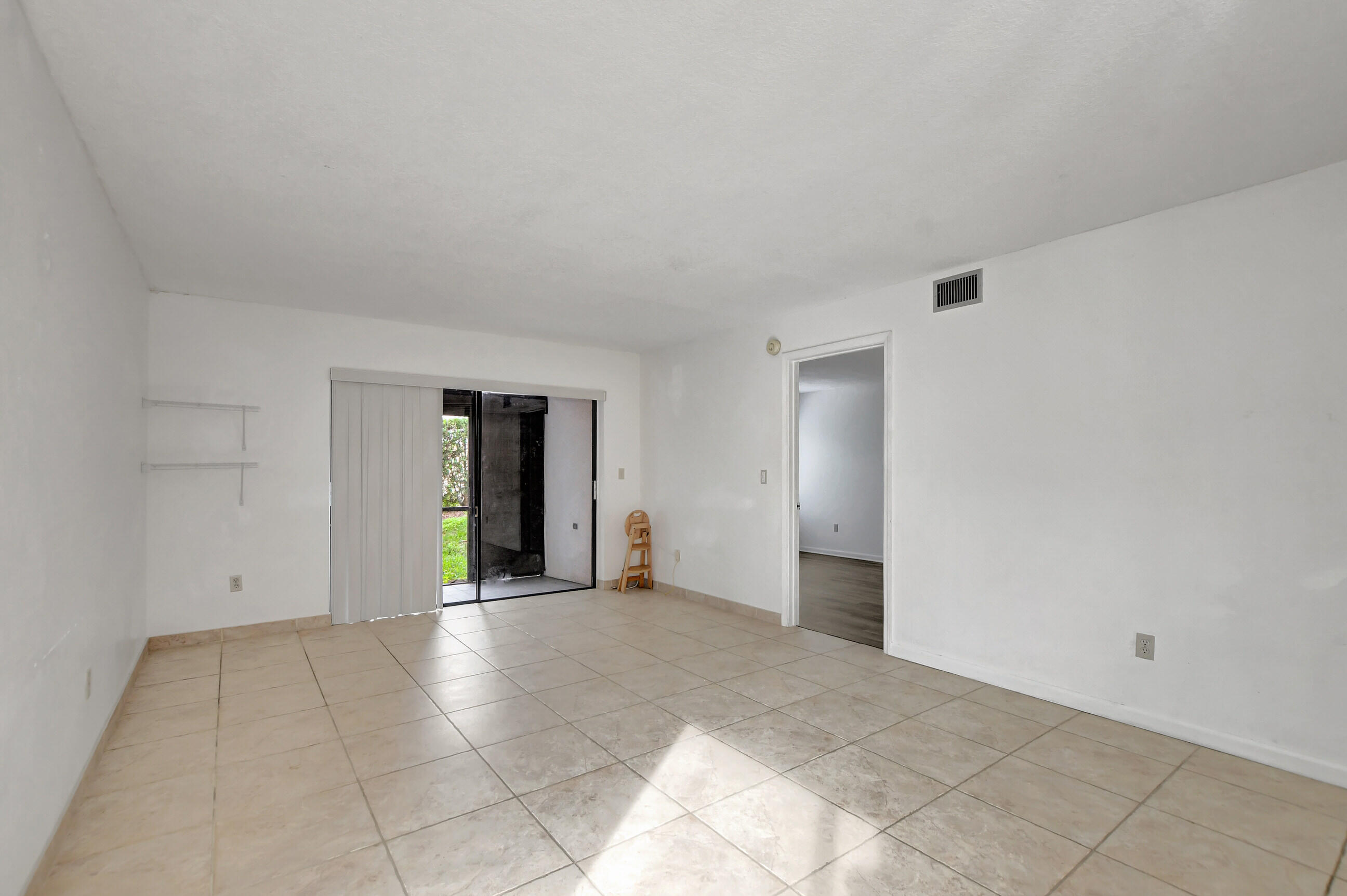 400 Club Circle, Unit 106 Boca Raton, FL 33487 - Photo 9 of 28 Living area 3