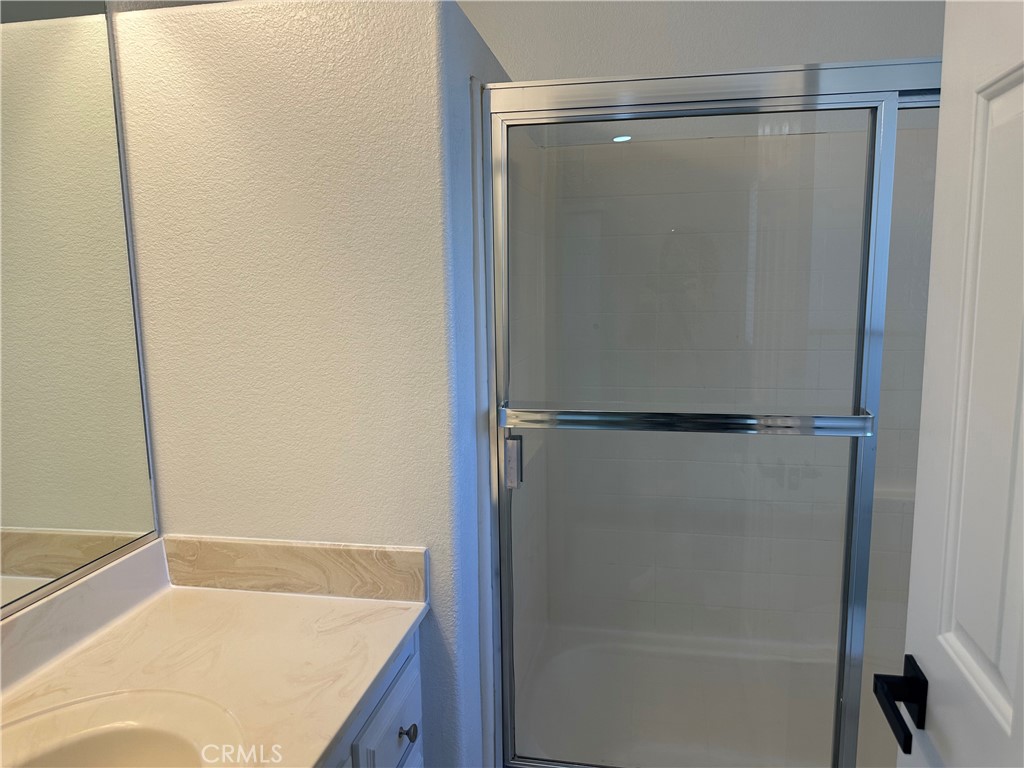 201 Laurel Avenue, Unit 6 Brea, CA 92821 - Photo 18 of 24 a bathroom with a bath tub