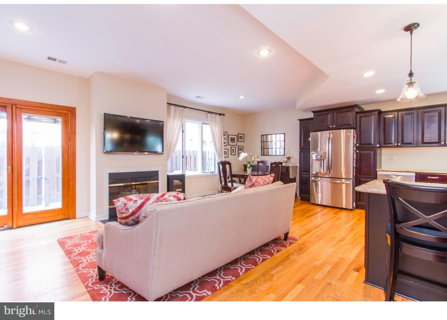 2027 Rodman Street Philadelphia, PA 19146 - Photo 16 of 21 Living Room