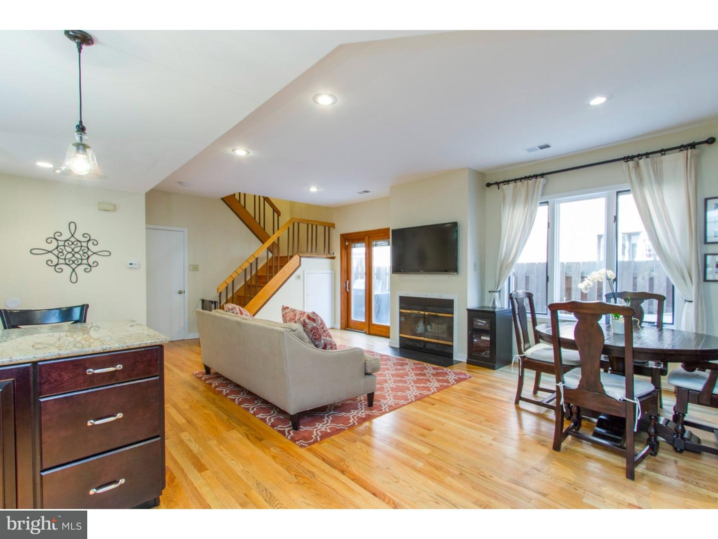 2027 Rodman Street Philadelphia, PA 19146 - Photo 18 of 21 Living Room