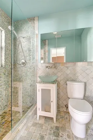 a view of livingroom with furniture