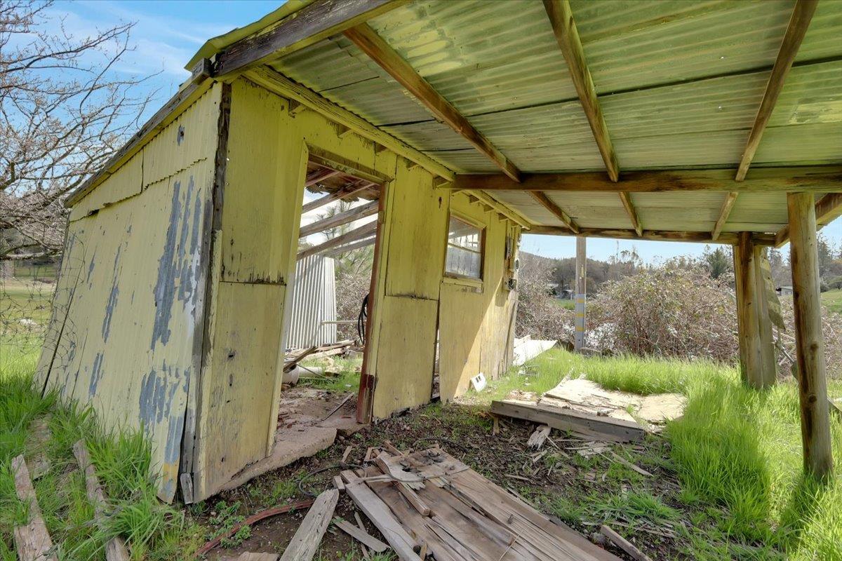 10447 Texas Hill Road Dobbins, CA 95935 - Photo 46 of 55 a backyard of a house