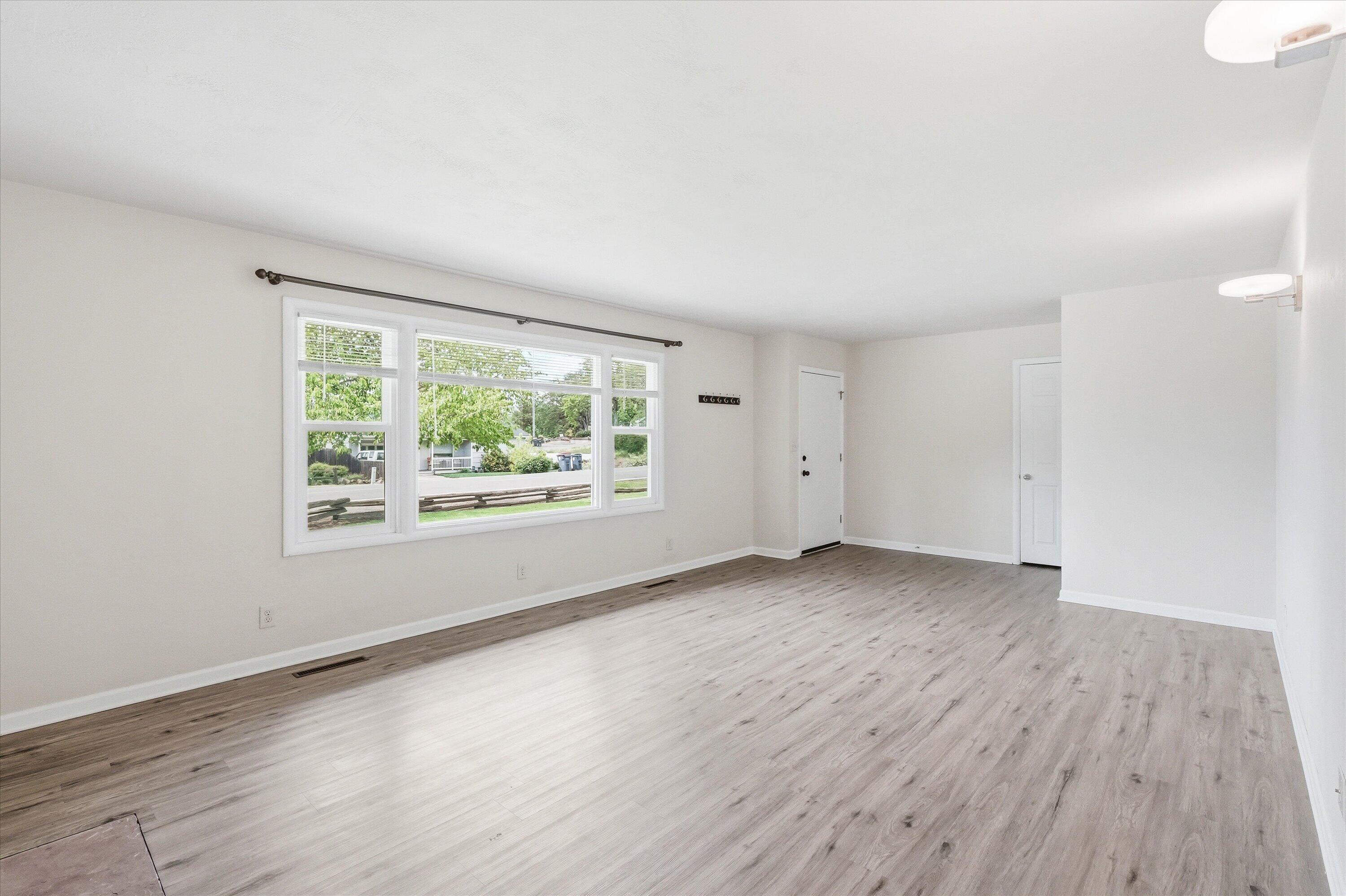 689 South Modoc Avenue Medford, OR 97504 - Photo 8 of 47 Living room