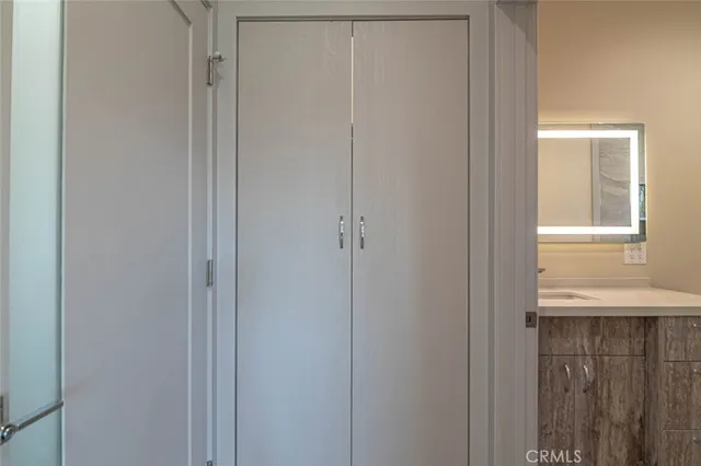 $5,500 | 18748 Collins Street, Tarzana, CA 91356