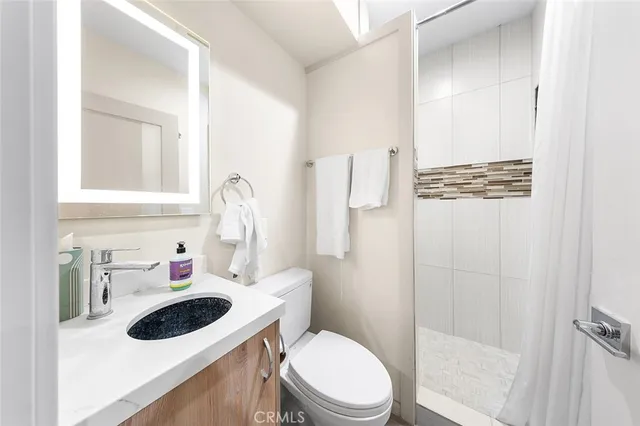 $5,500 | 18748 Collins Street, Tarzana, CA 91356