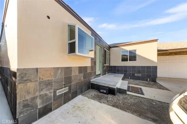 $5,500 | 18748 Collins Street, Tarzana, CA 91356