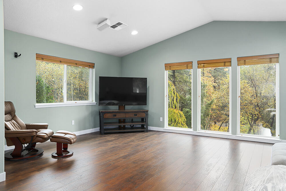 520 Stewart Road Grants Pass, OR 97526 - Photo 13 of 47 a living room with furniture and a flat screen tv