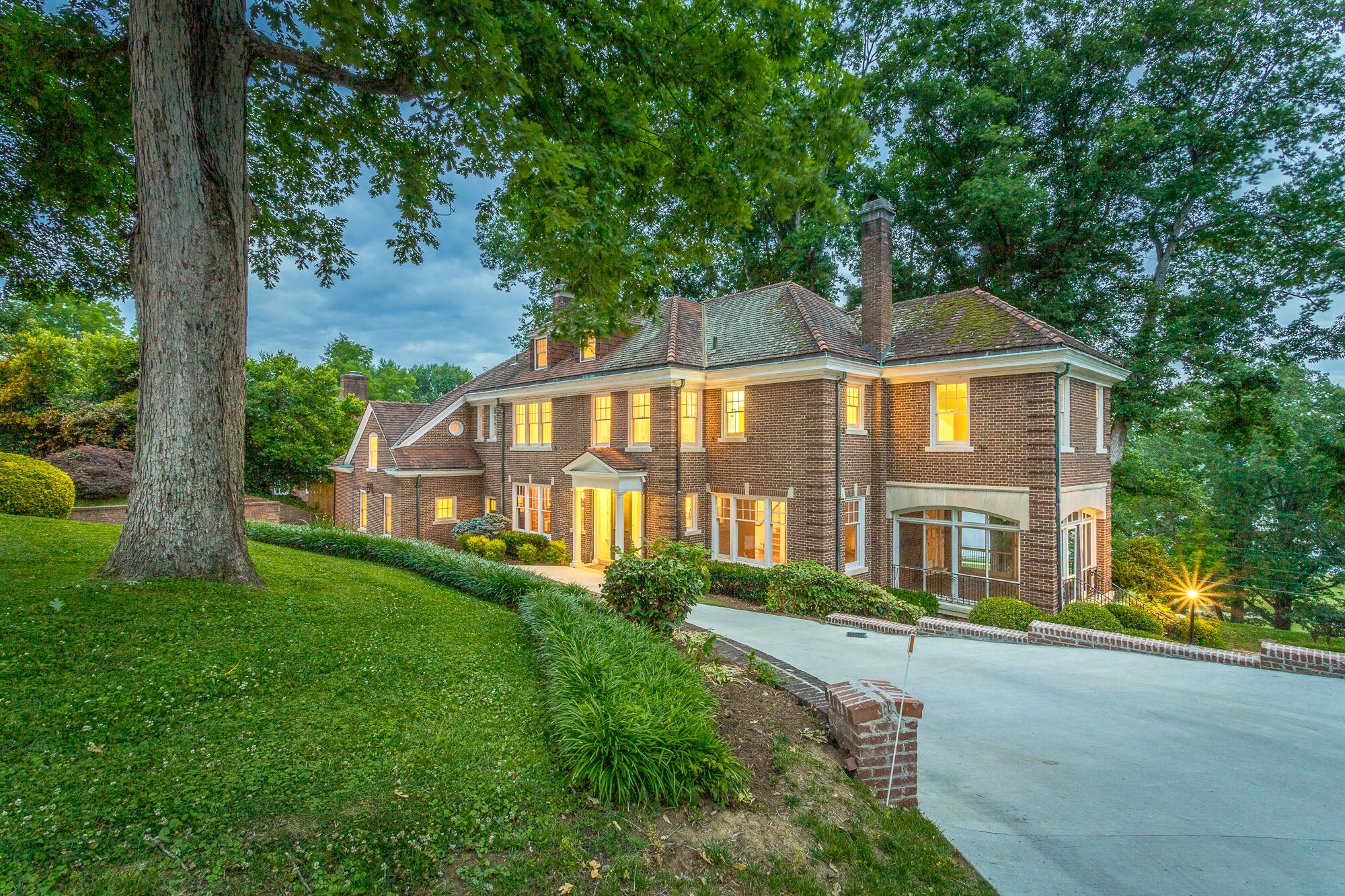 1651 Hillcrest Road Chattanooga, TN 37405 - Photo 13 of 204 1651 Hillcrest Rd. HD TWILIGHT-20