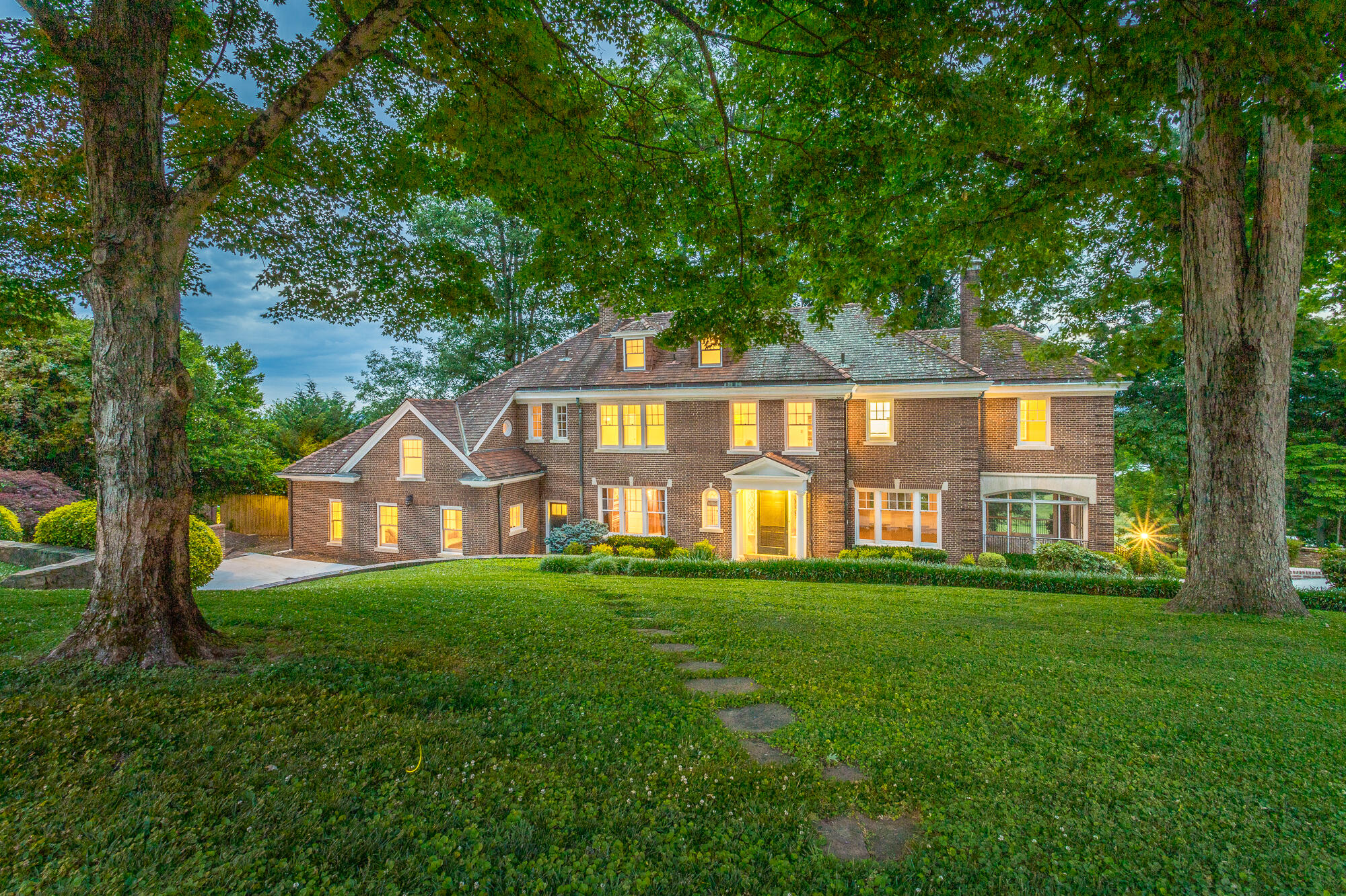 1651 Hillcrest Road Chattanooga, TN 37405 - Photo 18 of 204 1651 Hillcrest Rd. HD TWILIGHT-25