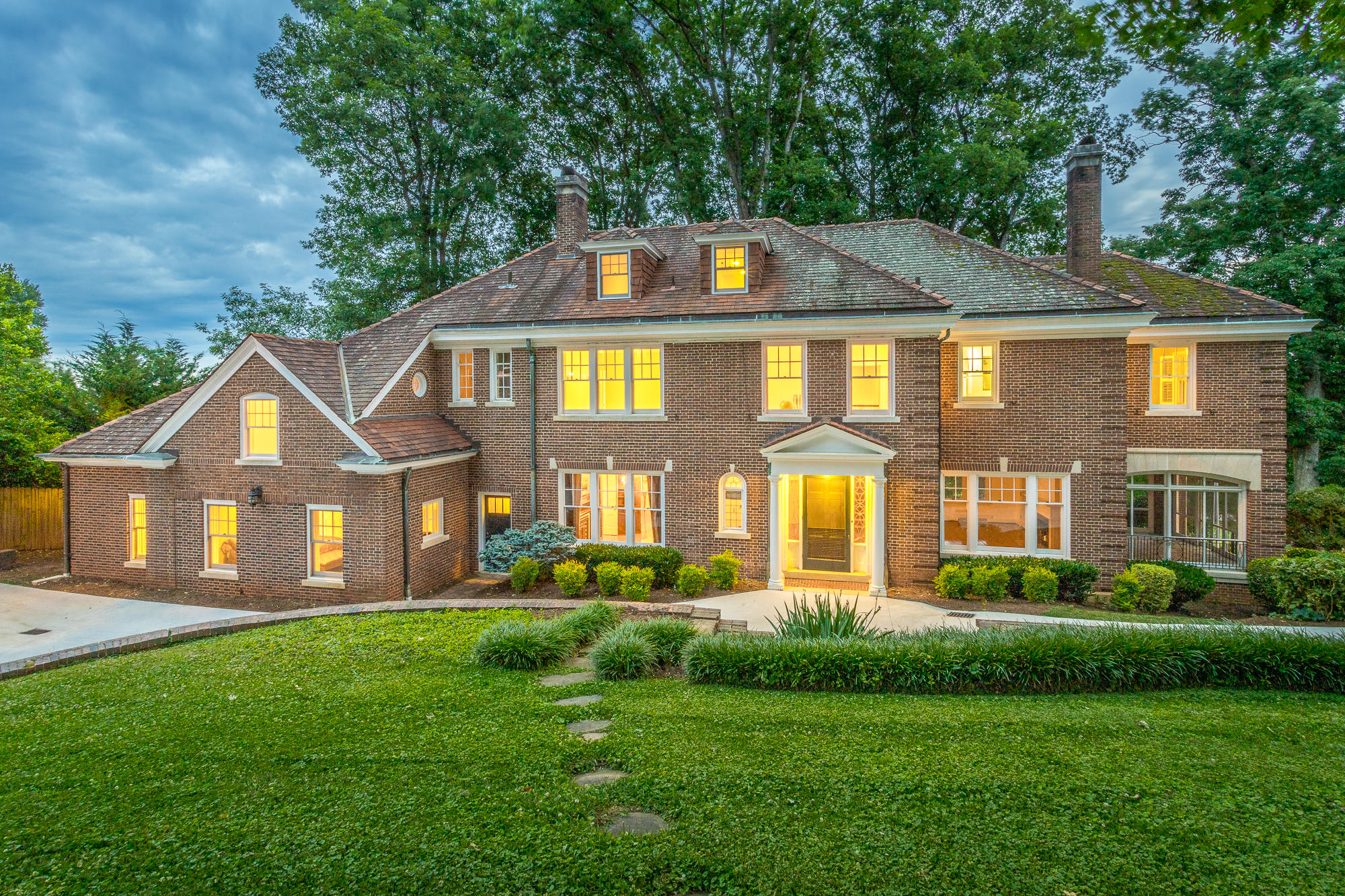 1651 Hillcrest Road Chattanooga, TN 37405 - Photo 7 of 204 1651 Hillcrest Rd. HD TWILIGHT-14
