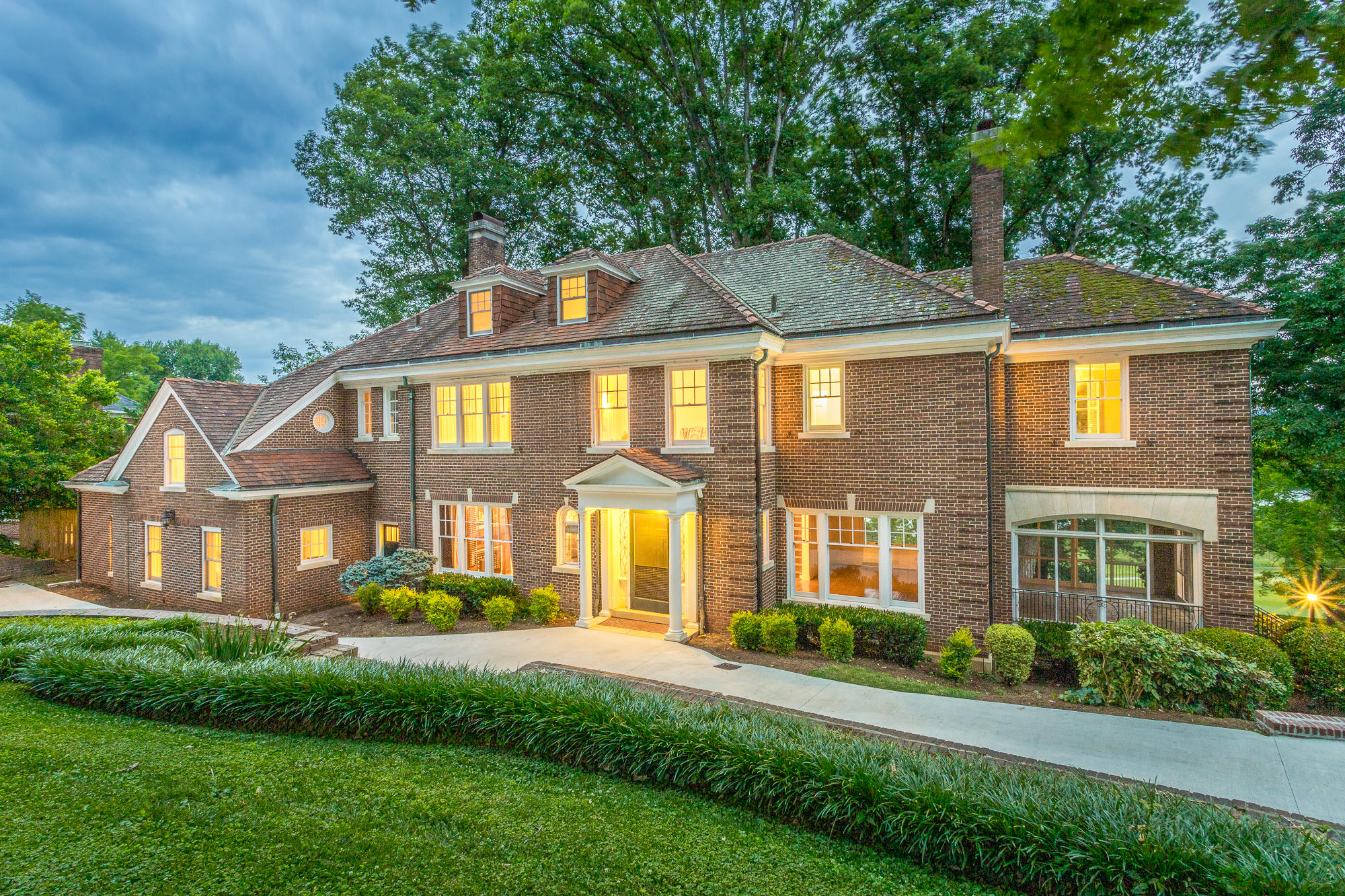 1651 Hillcrest Road Chattanooga, TN 37405 - Photo 9 of 204 1651 Hillcrest Rd. HD TWILIGHT-16