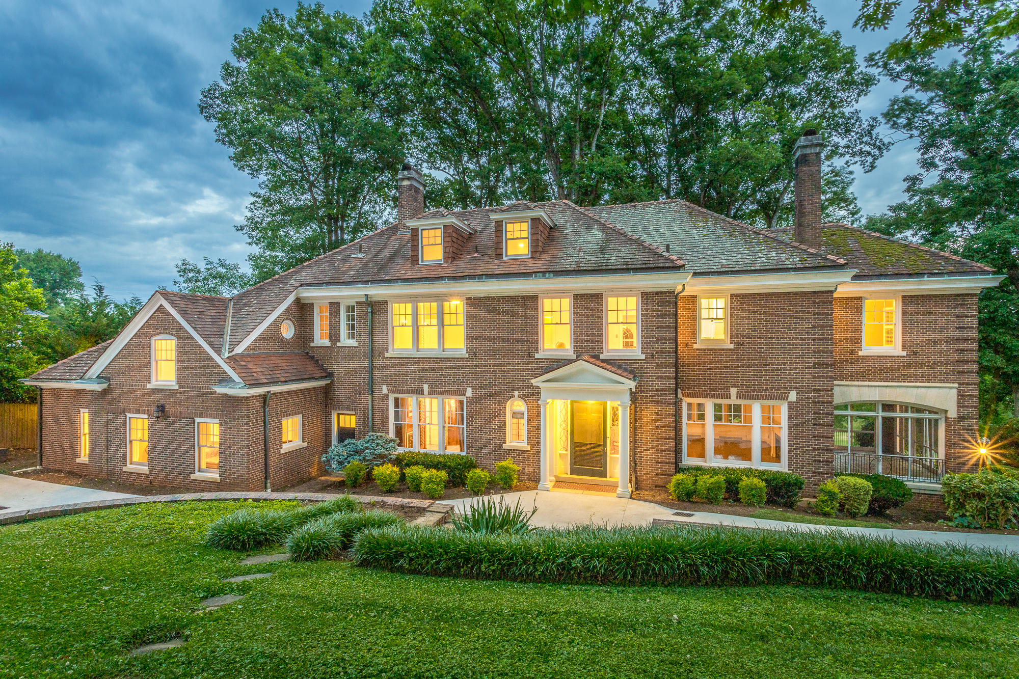 1651 Hillcrest Road Chattanooga, TN 37405 - Photo 10 of 204 1651 Hillcrest Rd. HD TWILIGHT-17