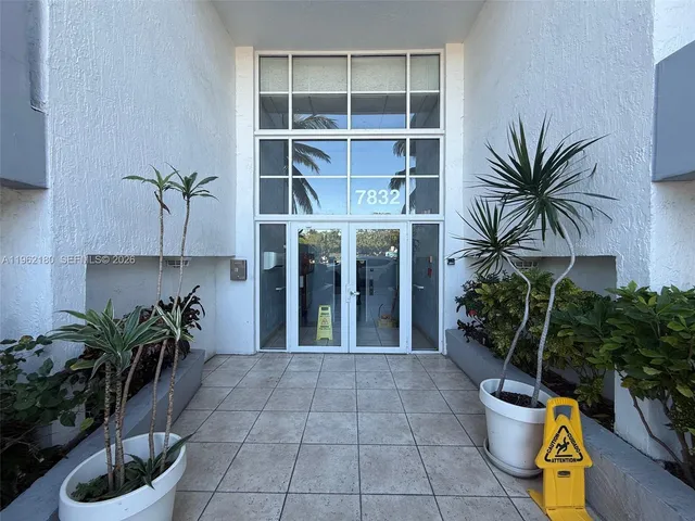 $2,850 | 7832 Collins Avenue, Unit 207, Miami Beach, FL 33141