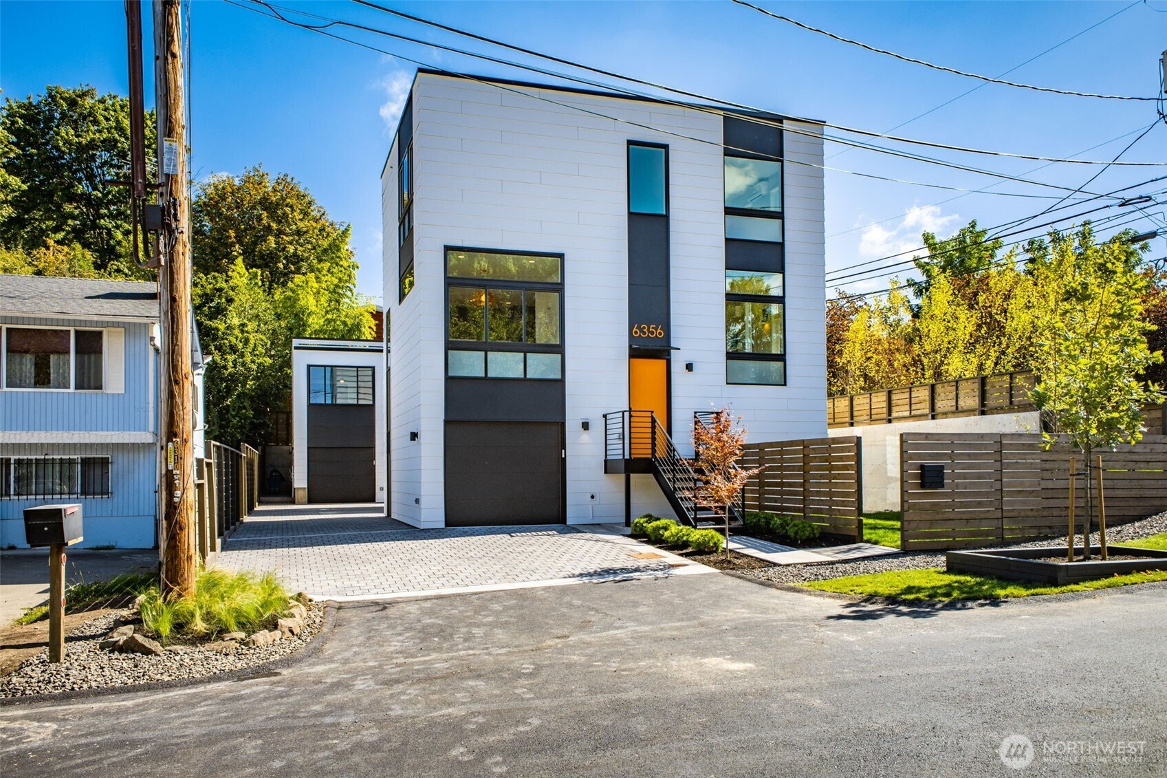 6356 47th Avenue South Seattle, WA 98118 - Photo 2 of 40