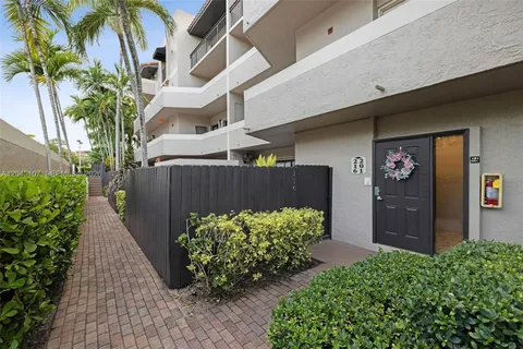 $637,500 | 9001 Southwest 94th Street, Unit 201, Miami, FL 33176