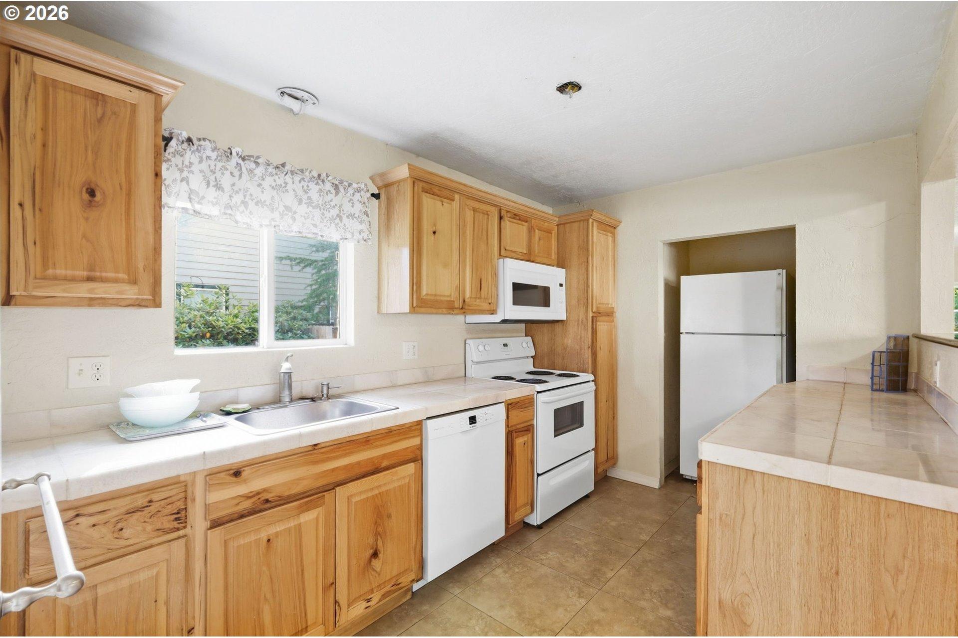 716 F Street Springfield, OR 97477 - Photo 4 of 42 Gallery Image 4