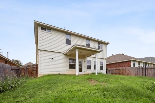 a view of a house with backyard