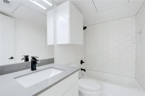 $2,650 | 400 East 30th Street, Unit 204, Austin, TX 78705