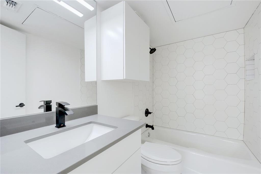 400 East 30th Street, Unit 204 Austin, TX 78705 - Photo 12 of 18 a bathroom with a sink a toilet and a bathtub
